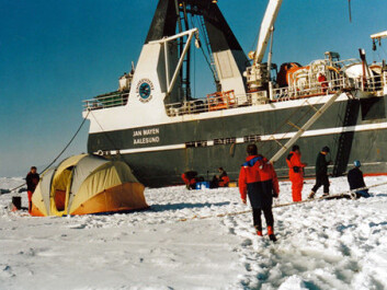 Collecting samples from Svalbard last year. The research vessel F/F Jan Mayen has since been renamed F/F Helmer Hanssen. (Photo: Else Nøst Hegseth) Collecting samples from Svalbard last year. The research vessel F/F Jan Mayen has since been renamed F/F Helmer Hanssen. (Photo: Else Nøst Hegseth)