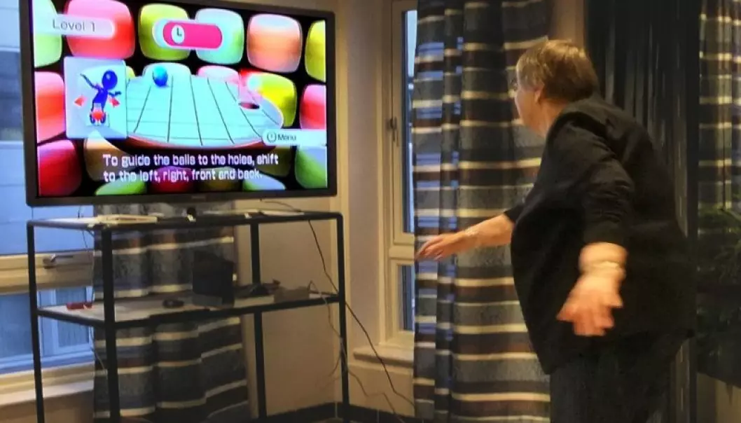 Giving a Nintendo Wii exercise game a whirl at the Heracleum welfare service for the elderly in Tromsø. (Photo: Ellen Brox)