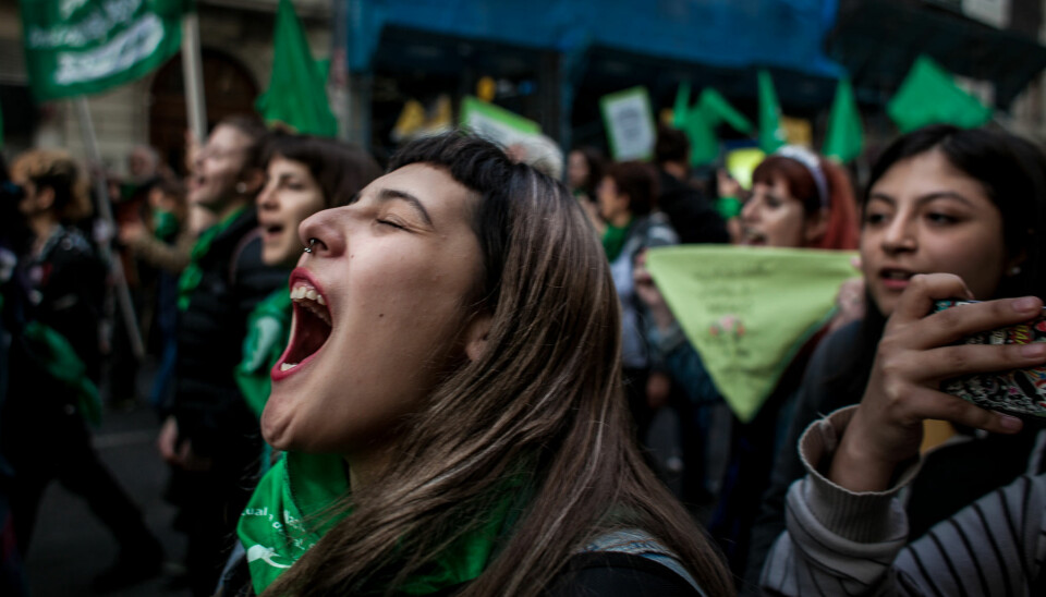 Argentinians have a strong tradition for massive street demonstrations. Here is a woman at a demonstration for legalising elective abortion in 2018. (Photo: Emergentes/Flickr.com)