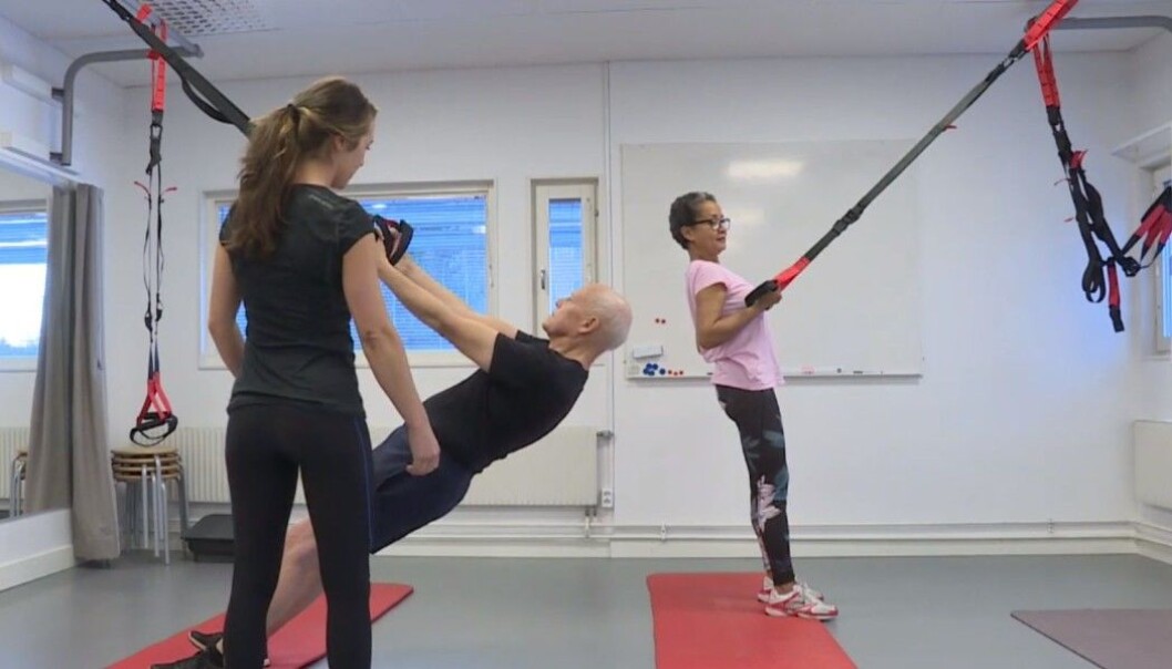The photo shows an example of a training exercise that was used in the study. The exercise was performed without extra weights. (Photo: Snapshot from Swedish TV4 news November 28, 2018). The photo shows an example of a training exercise that was used in the study. The exercise was performed without extra weights. (Photo: Snapshot from Swedish TV4 news November 28, 2018).