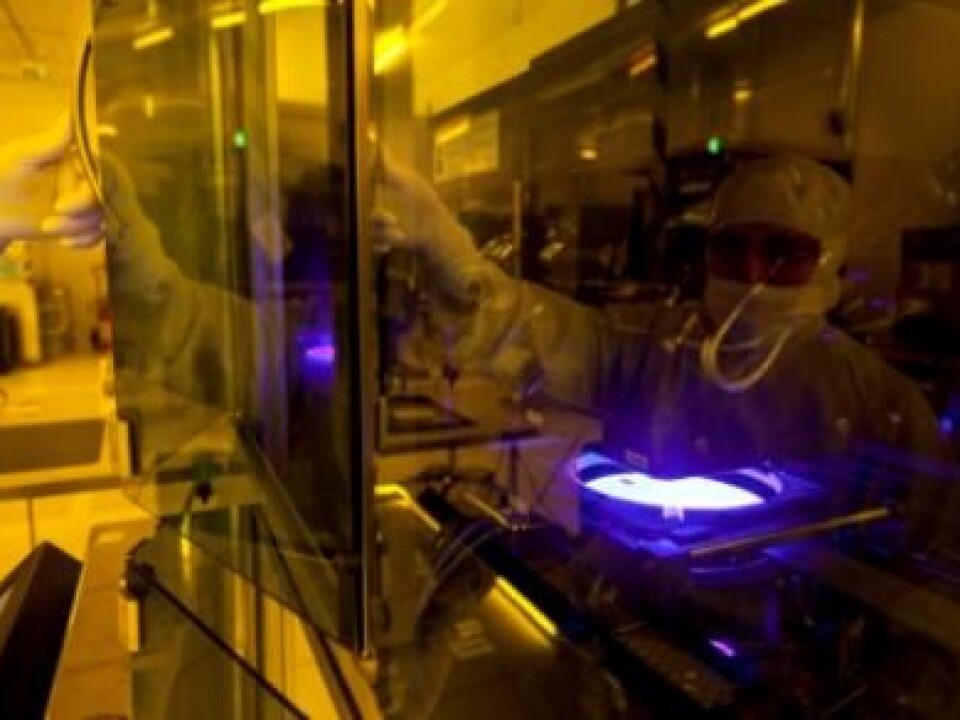 The tiny device which measures no more than 8 x 8 millimetres takes eight weeks to produce, and the entire fabrication needs to take place in a super-clean environment. (Photo: SINTEF)