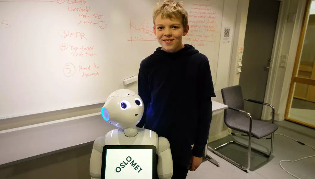 Eskil (10) thought it was exciting to test the robots. He hopes they'll find their way into elementary schools soon. (Photo: Karoline Spanthus Bjørnfeldt)