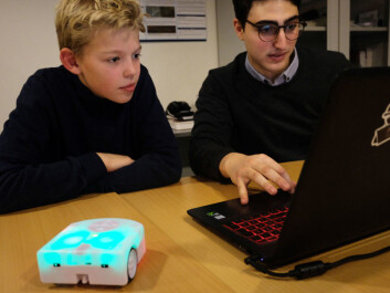 Eskil watches how the robot bees can be assigned properties. (Photo: Ingrid Schou) Eskil watches how the robot bees can be assigned properties. (Photo: Ingrid Schou)
