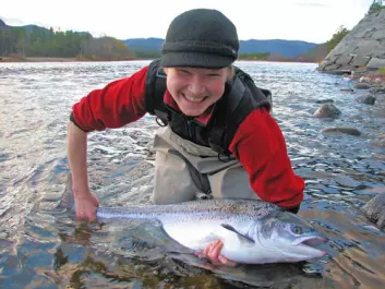 Researcher Elina Halttunen with a fine salmon specimen. Her doctoral thesis shows that veteran spawners are beneficial for stocks. (Photo: Audun Rikardsen)