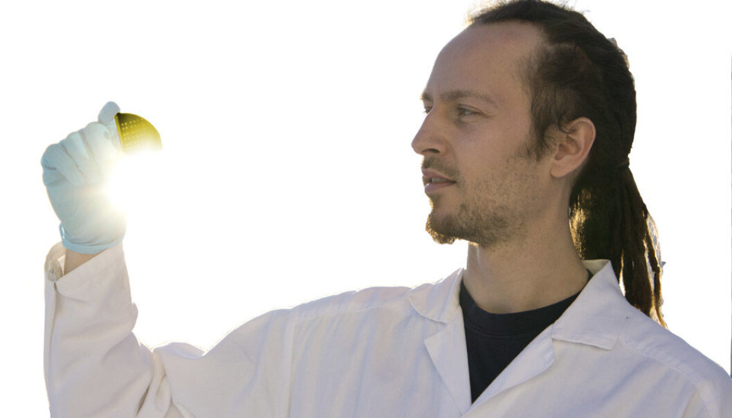 Hoping for a bright future: Trygve Mongstad of the Institute for Energy Technology holds up a disc coated in metal hydride. (Photo: Arnfinn Christensen) Hoping for a bright future: Trygve Mongstad of the Institute for Energy Technology holds up a disc coated in metal hydride. (Photo: Arnfinn Christensen)
