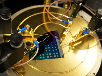 Making electrical measurements is a key task in developing metal hydrides for solar power materials. Current is being measured here on a structure consisting of several different coats layered onto a silicon substrate. (Photo: Arnfinn Christensen) Making electrical measurements is a key task in developing metal hydrides for solar power materials. Current is being measured here on a structure consisting of several different coats layered onto a silicon substrate. (Photo: Arnfinn Christensen)