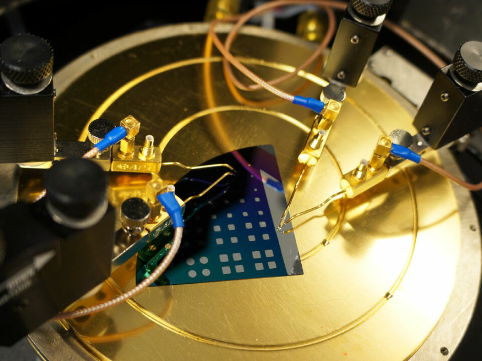 Making electrical measurements is a key task in developing metal hydrides for solar power materials. Current is being measured here on a structure consisting of several different coats layered onto a silicon substrate. (Photo: Arnfinn Christensen)