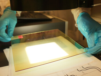 The light from the sun simulator has created a dark field in the coating of metal hydride. (Photo: Arnfinn Christensen) The light from the sun simulator has created a dark field in the coating of metal hydride. (Photo: Arnfinn Christensen)