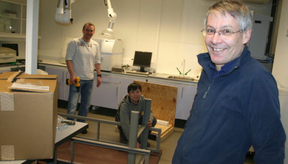 If you are thinking of starting a business in the biotechnology field and lack a laboratory for testing your innovations, you can rent space at a brand new biolab in Norway. Research Manager Erling Sandsdalen (pictured on the right) at the Northern Research Institute (Norut) wishes you welcome. Behind him, from left, researchers Terje Vasskog and Myagmarsuren Sengee are assembling benches and tables. (Photo: Asle Rønning)