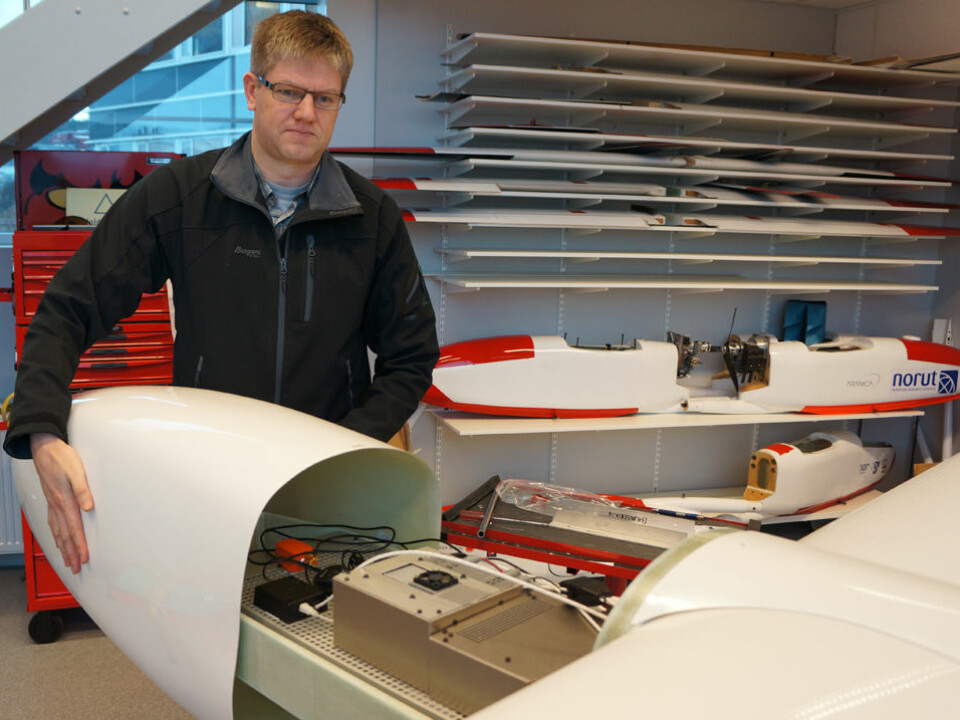 Rune Storvold opens the instrument compartment in the drone CryoWing Mk II. (Photo: Arnfinn Christensen)