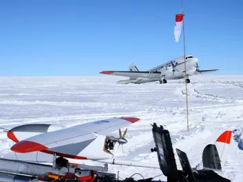 CryoWing “Fox” meets the supply plane “Lidia” during an expedition to the South Pole Plateau. (Photo: NORUT)