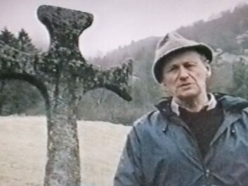 One of the multimedia tools that yielded less learning than simply reading text involved a commentator speaking from a relevant historical site. (Photo: Rikssamlingsstriden "Year 800-1270 AD, Norwegian History part 2, University of Bergen, NRK, 1990") One of the multimedia tools that yielded less learning than simply reading text involved a commentator speaking from a relevant historical site. (Photo: Rikssamlingsstriden "Year 800-1270 AD, Norwegian History part 2, University of Bergen, NRK, 1990")