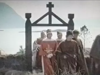 In a third rendition, a lot of text and narration was mixed in with film footage and photos, background music and sounds. This too gave poorer learning results than pure text, according to Torgersen’s study. (Photo: Rikssamlingsstriden "Year 800-1270 AD, Norwegian History part 2, University of Bergen, NRK, 1990")