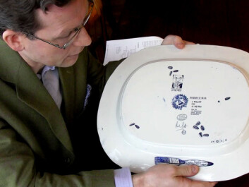Knut Astrup Bull shows us the reverse side of the platter, which displays the original stamp of the manufacturer of the plate, Paul Scott’s own stamp, a portrait of Ai Weiwei, in addition to a scattering of some of the Chinese artist’s sunflower seeds, referring to one of his installations. (Photo: Per Byhring) Knut Astrup Bull shows us the reverse side of the platter, which displays the original stamp of the manufacturer of the plate, Paul Scott’s own stamp, a portrait of Ai Weiwei, in addition to a scattering of some of the Chinese artist’s sunflower seeds, referring to one of his installations. (Photo: Per Byhring)