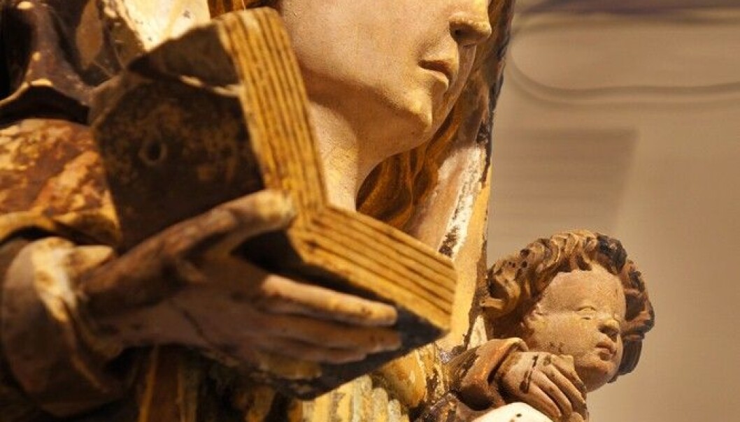 The painted sculpture in sandstone portrays the Virgin with the Christ Child in her left arm and an open book in her right. (Photo: Arnfinn Christensen) The painted sculpture in sandstone portrays the Virgin with the Christ Child in her left arm and an open book in her right. (Photo: Arnfinn Christensen)