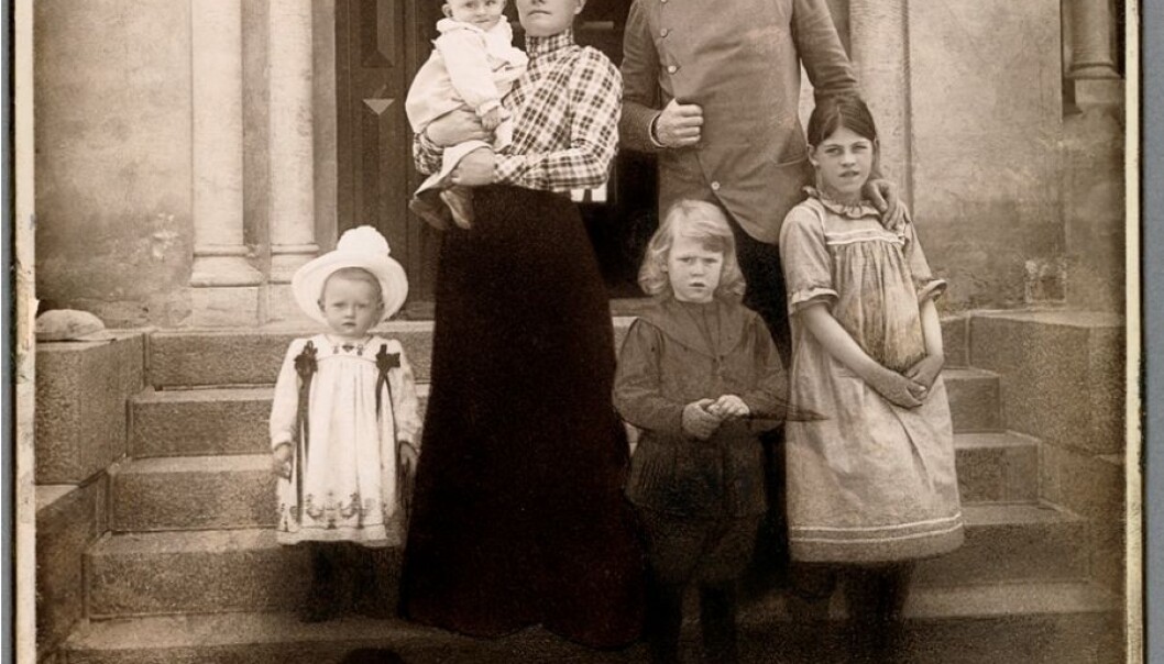 Family portrait in the Nansen family home, Polhøgda, in 1902. From left: Irmelin (1900-1977), Odd (1901-1973) on his arm, Eva Nansen, Kåre (1897-1964), Fridtjof Nansen and Liv (1893-1959). (Photo: L. Szacinski /National Library) Family portrait in the Nansen family home, Polhøgda, in 1902. From left: Irmelin (1900-1977), Odd (1901-1973) on his arm, Eva Nansen, Kåre (1897-1964), Fridtjof Nansen and Liv (1893-1959). (Photo: L. Szacinski /National Library)