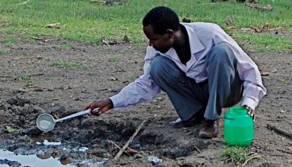 PhD-student Fekadu Massebo collecting mosquito larva. (Photo: Bernt Lindtjørn)