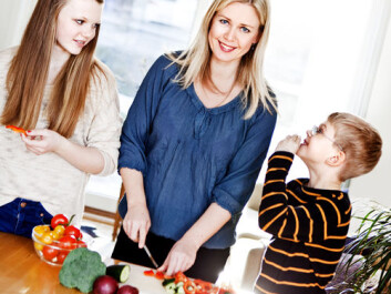 Involving children in food preparation is a good start for a healthy diet, says Elisabeth Lind Melbye, as she makes dinner together with daughter Lea Sofie and son Wiljar. (Photo: Elisabeth Tønnessen/UiS) Involving children in food preparation is a good start for a healthy diet, says Elisabeth Lind Melbye, as she makes dinner together with daughter Lea Sofie and son Wiljar. (Photo: Elisabeth Tønnessen/UiS)