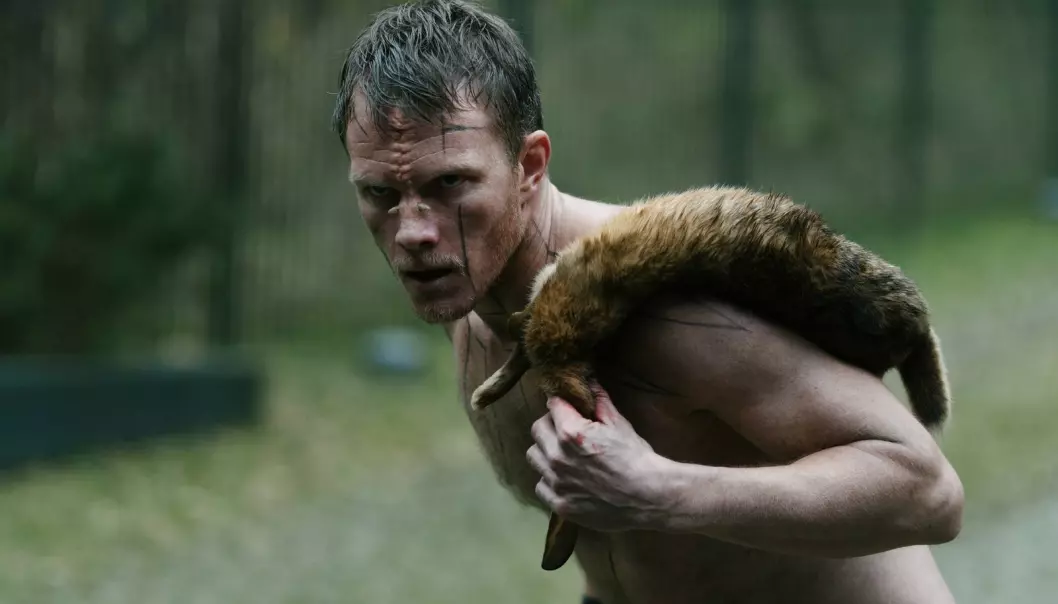 Navn, played by Oddgeir Thune, comes from the Stone Age. The accent he speaks is different from other existing accents. The researchers used a composition of many different languages to create this effect. (Photo: Lukas Salna / HBO Nordic)