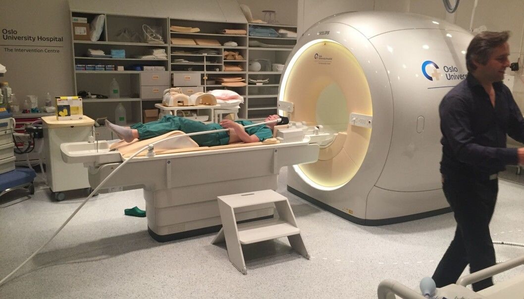 Here, PhD candidate Siri Fløgstad Svensson demonstrates how the experiment with shock waves on the brain will occur at the University Hospital in Oslo. (Photo: OUS) Here, PhD candidate Siri Fløgstad Svensson demonstrates how the experiment with shock waves on the brain will occur at the University Hospital in Oslo. (Photo: OUS)