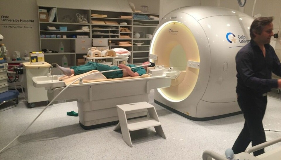 Here, PhD candidate Siri Fløgstad Svensson demonstrates how the experiment with shock waves on the brain will occur at the University Hospital in Oslo. (Photo: OUS)