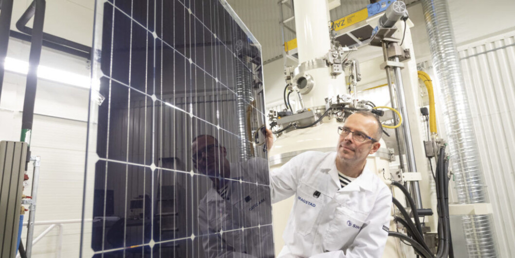 Researcher Martin Bellmann demonstrating the solar panel that can achieve maximum output because it has been fitted with its own cooling system. The panel was developed at SINTEF’s solar cell lab. (Photo: Thor Nielsen)
Researcher Martin Bellmann demonstrating the solar panel that can achieve maximum output because it has been fitted with its own cooling system. The panel was developed at SINTEF’s solar cell lab. (Photo: Thor Nielsen)