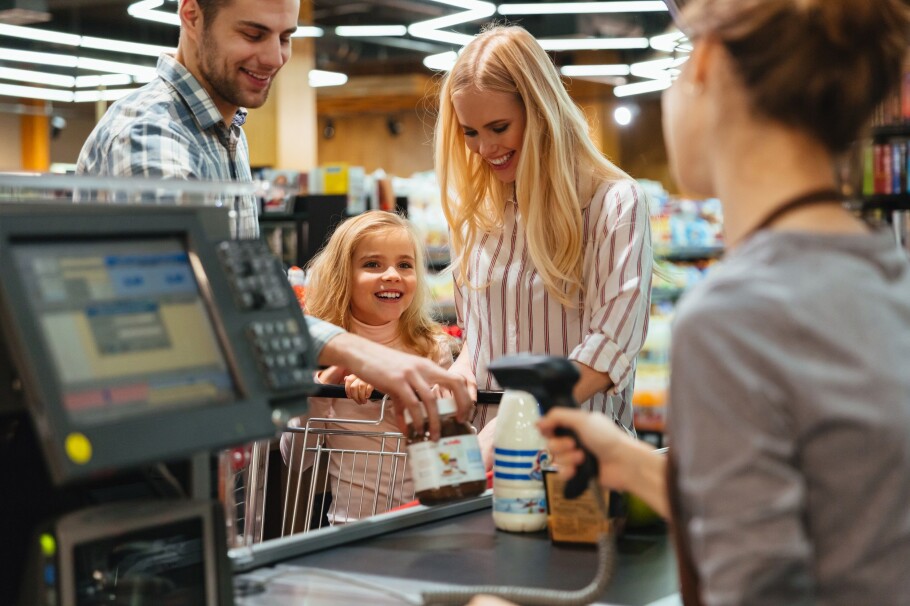Dynamic labelling also enhances food safety. The register’s reader can prevent an item from being sold if the use-by date has passed. (Illustration photo: Colourbox)