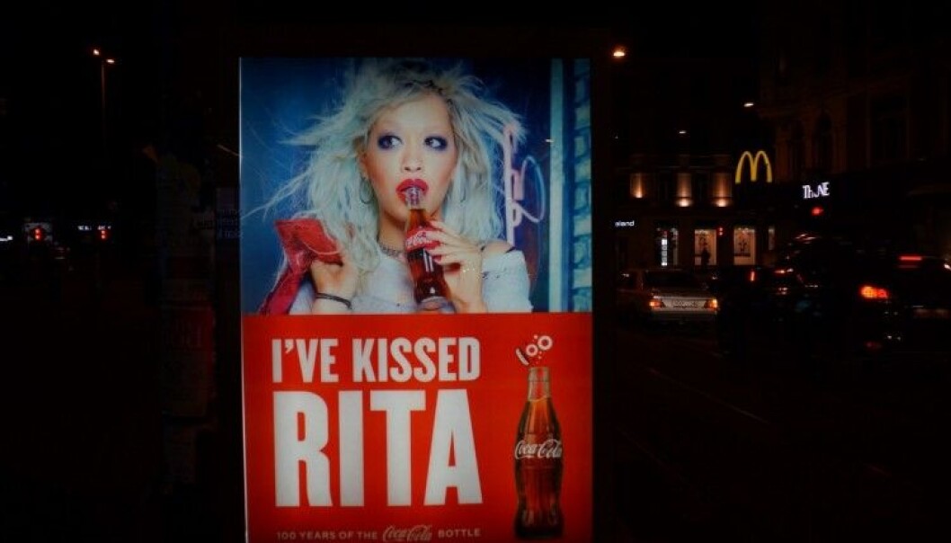 According to Emma Arnold, the urban space becomes highly sexualised at night-time. “Billboard towers are lit up in the evenings and thus become more noticeable,” she says. This photo shows an advertisement for Coca-Cola from 2017 at Majorstua in Oslo. (Photo: Emma Arnold) According to Emma Arnold, the urban space becomes highly sexualised at night-time. “Billboard towers are lit up in the evenings and thus become more noticeable,” she says. This photo shows an advertisement for Coca-Cola from 2017 at Majorstua in Oslo. (Photo: Emma Arnold)