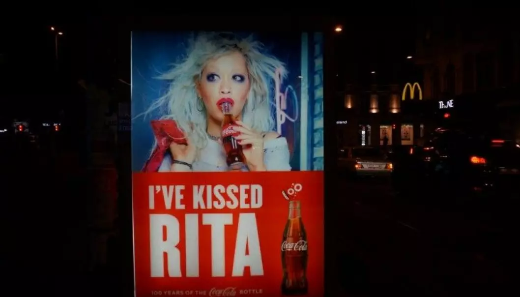 According to Emma Arnold, the urban space becomes highly sexualised at night-time. “Billboard towers are lit up in the evenings and thus become more noticeable,” she says. This photo shows an advertisement for Coca-Cola from 2017 at Majorstua in Oslo. (Photo: Emma Arnold)