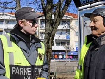 Professor Anders Gustavsson talks to a Swedish police officer called in to deal with the Norwegian exodus to Strømstad on Maundy Thursday 2018. In Norway, Maundy Thursday is part of the extended Easter public holidays. Starting in 2008, the city’s Systembolaget has closed on Maundy Thursday — which is not a public holiday in Sweden — to limit Norwegian drunkenness and rowdiness. (Photo: Marita Adamsson, Strömstad Tidning) Professor Anders Gustavsson talks to a Swedish police officer called in to deal with the Norwegian exodus to Strømstad on Maundy Thursday 2018. In Norway, Maundy Thursday is part of the extended Easter public holidays. Starting in 2008, the city’s Systembolaget has closed on Maundy Thursday — which is not a public holiday in Sweden — to limit Norwegian drunkenness and rowdiness. (Photo: Marita Adamsson, Strömstad Tidning)