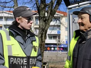 Professor Anders Gustavsson talks to a Swedish police officer called in to deal with the Norwegian exodus to Strømstad on Maundy Thursday 2018. In Norway, Maundy Thursday is part of the extended Easter public holidays.  Starting in 2008, the city’s Systembolaget has closed on Maundy Thursday — which is not a public holiday in Sweden — to limit Norwegian drunkenness and rowdiness. (Photo: Marita Adamsson, Strömstad Tidning)