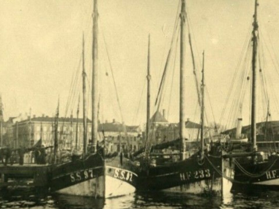 German fishing boats located in Strømstad harbour in 1922, heavily loaded with spirits to be smuggled into Norway. The port was the main base for Norwegian-Swedish alcohol smugglers. Swedish law did not specifically prohibit the trade. Goods were loaded onto fast Norwegian smuggling vessels. The business was so extensive that Strømstad's port charges more than doubled during the period. The Grand Hotel in the city was a meeting place for Norwegian 'alcohol barons' and foreign sellers and was colloquially known as the “Spirits Hotel”. (Photo: Gunnar Thorén, Strømstad Museum)
