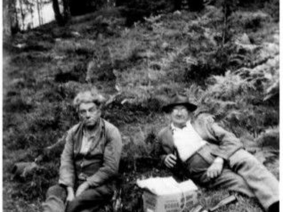 Swedish and Norwegian border residents meet in the woods just after the Second World War to share a nip in the open air. (Photo: Bohusläns museum)