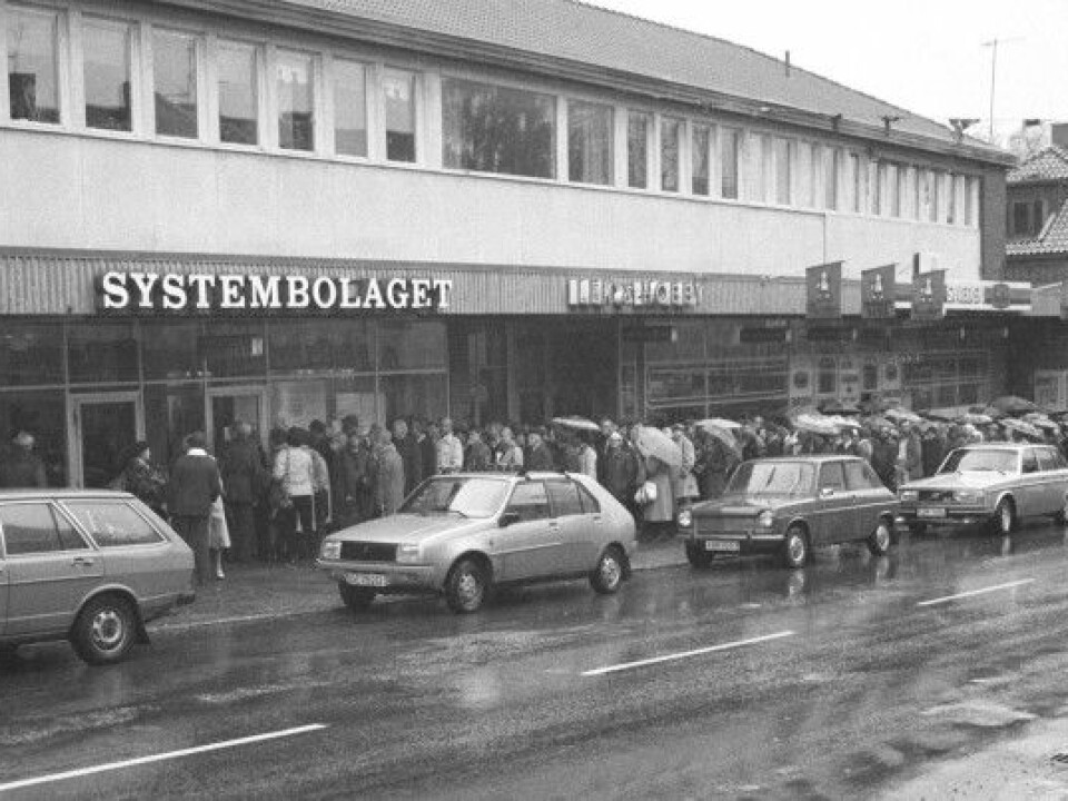 A strike at the Norwegian Vinmonopolet in 1982 lasted 100 days. The photo shows a queue of thirsty Norwegians outside a Swedish Systembolaget in Årjäng on a rainy October day. (Photo: Per Løchen/NTB scanpix)