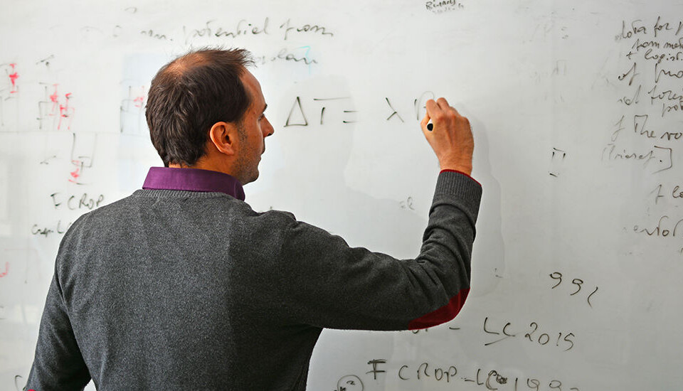 Some studies have suggested that methane gas leakage has zeroed out the climate benefits in the transition from coal to natural gas. A new study, using advanced measurement methods, shows the opposite. In the picture: Francesco Cherubini. (Photo: Lars Bang / NTNU)