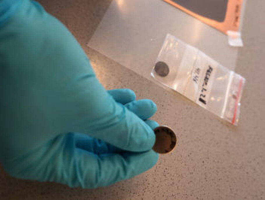 Currently, the research team makes small button batteries by hand, and testing is done on a small scale. (Photo: Mona Sprenger)