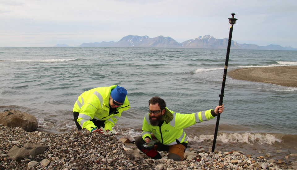 Vibeke Vandrup Martens and Ionut Cristi Nicu from NIKU study the unknown grave at the outlet of the Linné River. (Foto: Thomas Wrigglesworth, NIKU)