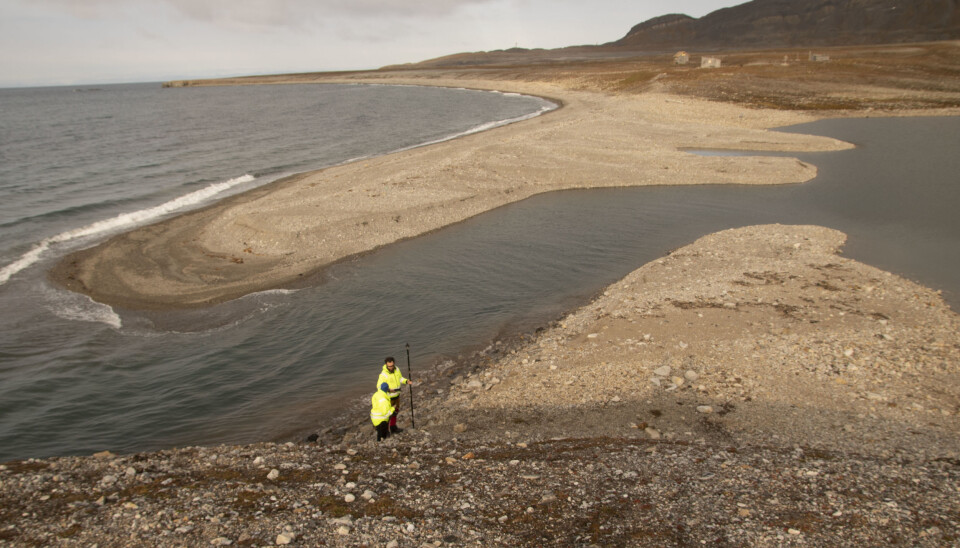 The cultural heritage site of Russekeila with the remains of a Russian wintering station (top right). The people who lived there hunted and caught, among other things, polar bears, foxes and white whales. (Foto: Thomas Wrigglesworth, NIKU)