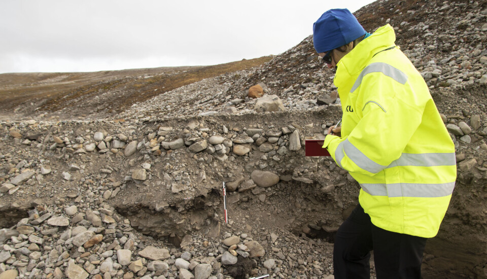 Archaeologist and project manager Vibeke Vandrup Martens at the unknown grave. (Foto: Thomas Wrigglesworth, NIKU)
