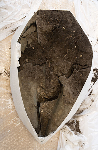 The bowl is now being examined in more detail at NTNU’s conservation laboratory. (Photo: Åge Hojem, NTNU University Museum) The bowl is now being examined in more detail at NTNU’s conservation laboratory. (Photo: Åge Hojem, NTNU University Museum)
