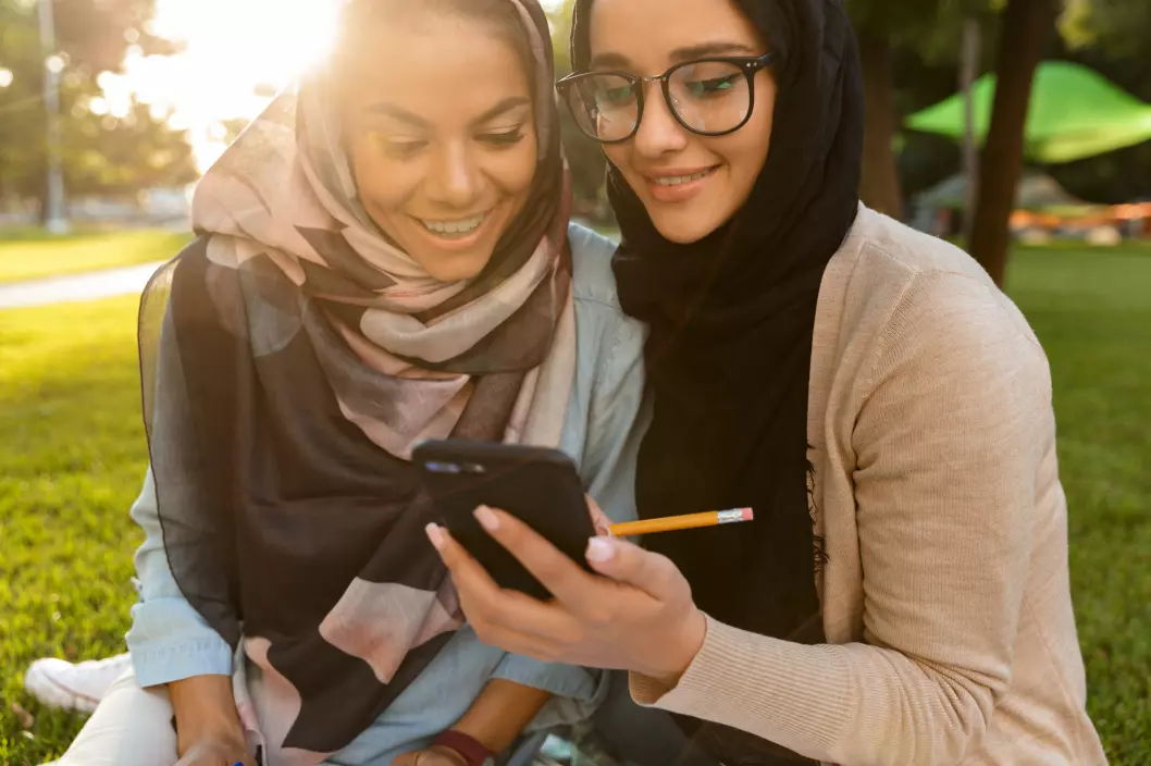 “The Muslim girls are highly aware of the discussions concerning hijab, and they learn to argue for it. Hijab is very often something the girls choose themselves, something they choose to wear in order to express their identity,” says Ronald Mayora Synnes who has written his PhD thesis on Muslim and Christian youth. (Photo: Shutterstock / NTB scanpix)