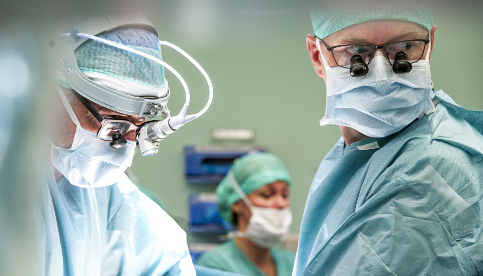 Aksel Foss, Eva Sagflaat Sødermann and Trygve Thorsen during a liver transplantation (Photo: Ram Gupta).