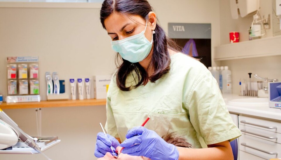 Preet Bano Singh, here photographed in action, published a study in 2018 showing that dentists can smell anxiety in their patients, and consequently gave these patients worse treatment. (Photo: Gry Monica Hellevik)