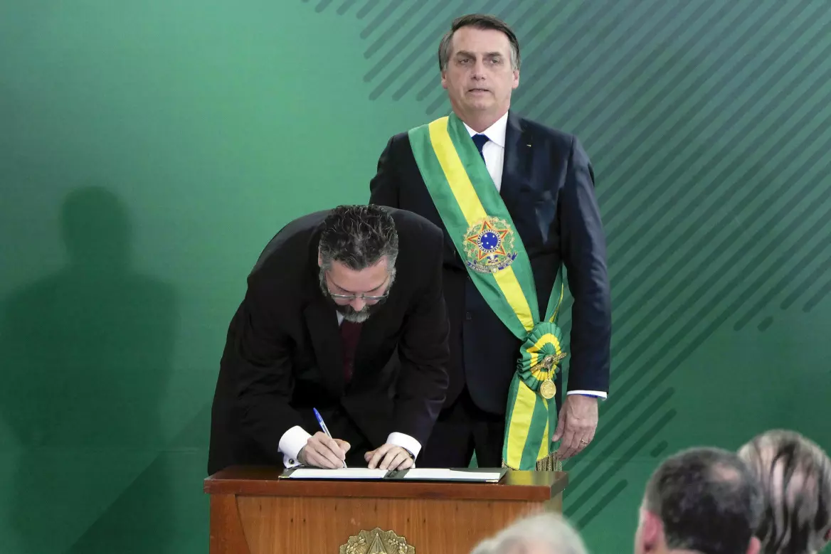 Brazil's foreign minister Ernesto Araújo being sworn in to office by President Bolsonaro (Photo: Roque de Sá/Agência Senado, CC BY 2.0)