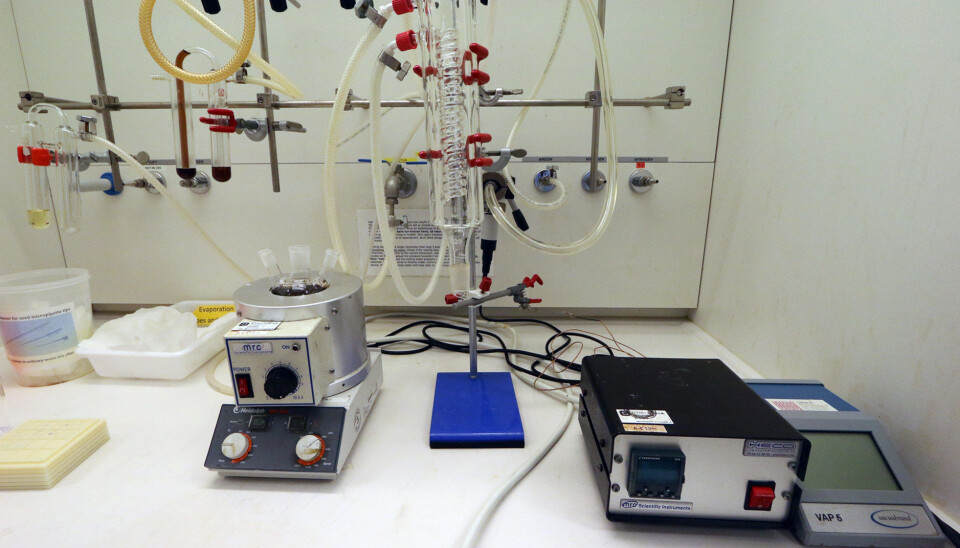 Tools of the trade: a three-necked flask (left) to cook up the solution that makes nanocubes, and a complex piping system that condenses the solution if it evaporates and controls the gas flow during the reaction. (Photo: Nancy Bazilchuk/NTNU)