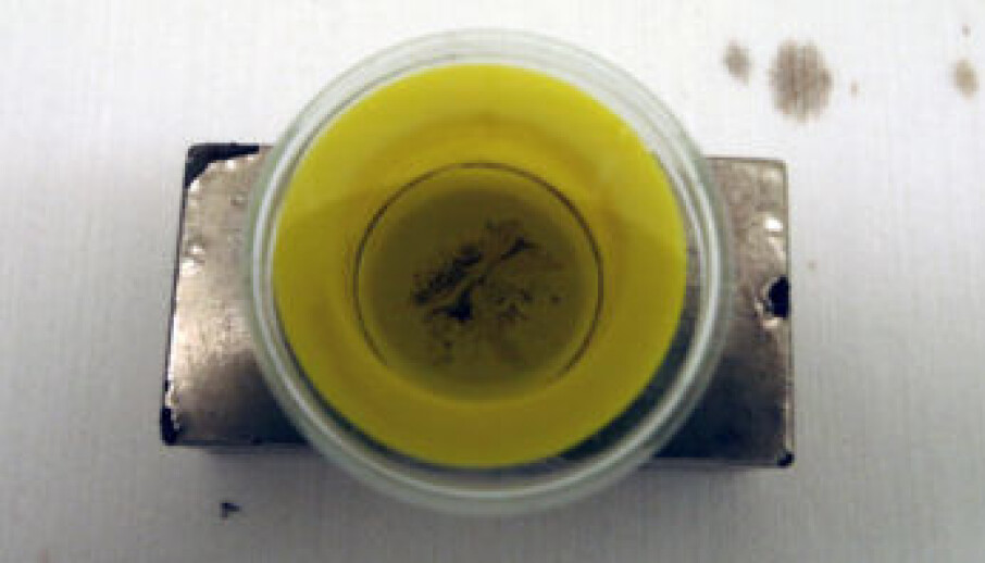 This lab thimble is full of nano-sized supercrystals. The pattern you can see is from the supercrystals arranging themselves. (Photo: Nancy Bazilchuk/NTNU)