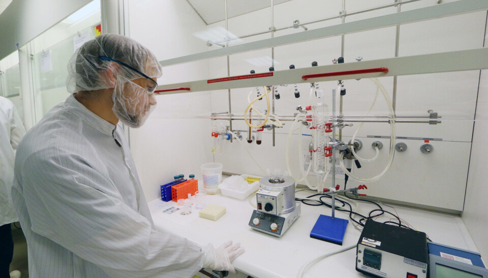 Verner Håkonsen’s “nano kitchen”, where he cooks up magnetite nanocubes at NTNU’s NanoLab. (Photo: Nancy Bazilchuk/NTNU)