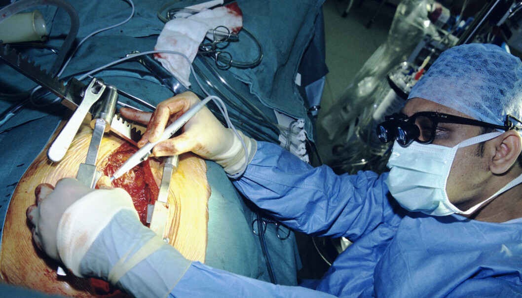 A doctor performs a coronary artery bypass graft on a patient with heart disease. Coronary arteries can become blocked by a build-up of fatty plaque, leading to loss of blood flow, and consequently lack of oxygen, in an area of the heart. NTNU researchers are learning more about cholesterol, plaque s and blood clots. (Photo: Science Photo Library/NTB scanpix) A doctor performs a coronary artery bypass graft on a patient with heart disease. Coronary arteries can become blocked by a build-up of fatty plaque, leading to loss of blood flow, and consequently lack of oxygen, in an area of the heart. NTNU researchers are learning more about cholesterol, plaque s and blood clots. (Photo: Science Photo Library/NTB scanpix)