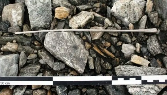 What researchers believe to be a play arrow from the Late Anitque Little Ice Age, between 536 and 660. The climate was cold, and it was probably imperative for children to learn how to hunt, says glacier archaeologist Lars Holger Pilø from Oppland Fylkeskommune. (Photo: Oppland fylkeskommune/Kulturhistorisk Museum)
