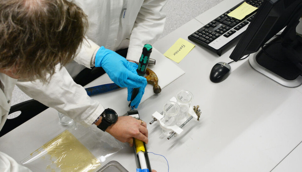 Researchers adjust the pressure over the membrane in the measurement cell. (Photo: Lars Robert Bang/NTNU)